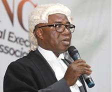 Justice George Kingsley Koomson, Justice of the Court of Appeal, swearing the newly elected National Executive of the Ghana Journalists Association into office in Accra. Picture: GABRIEL AHIABOR